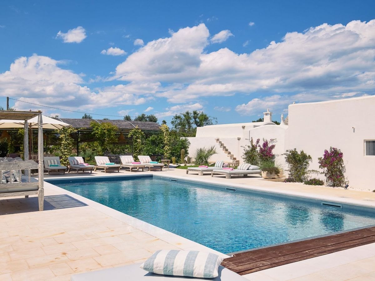 Trullo con piscina nella campagna di Ostuni